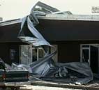 Ураган раздевает дома, срывая крыши, выбивая окна