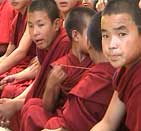 Молодые монахи в ожидании появления Далай Ламы